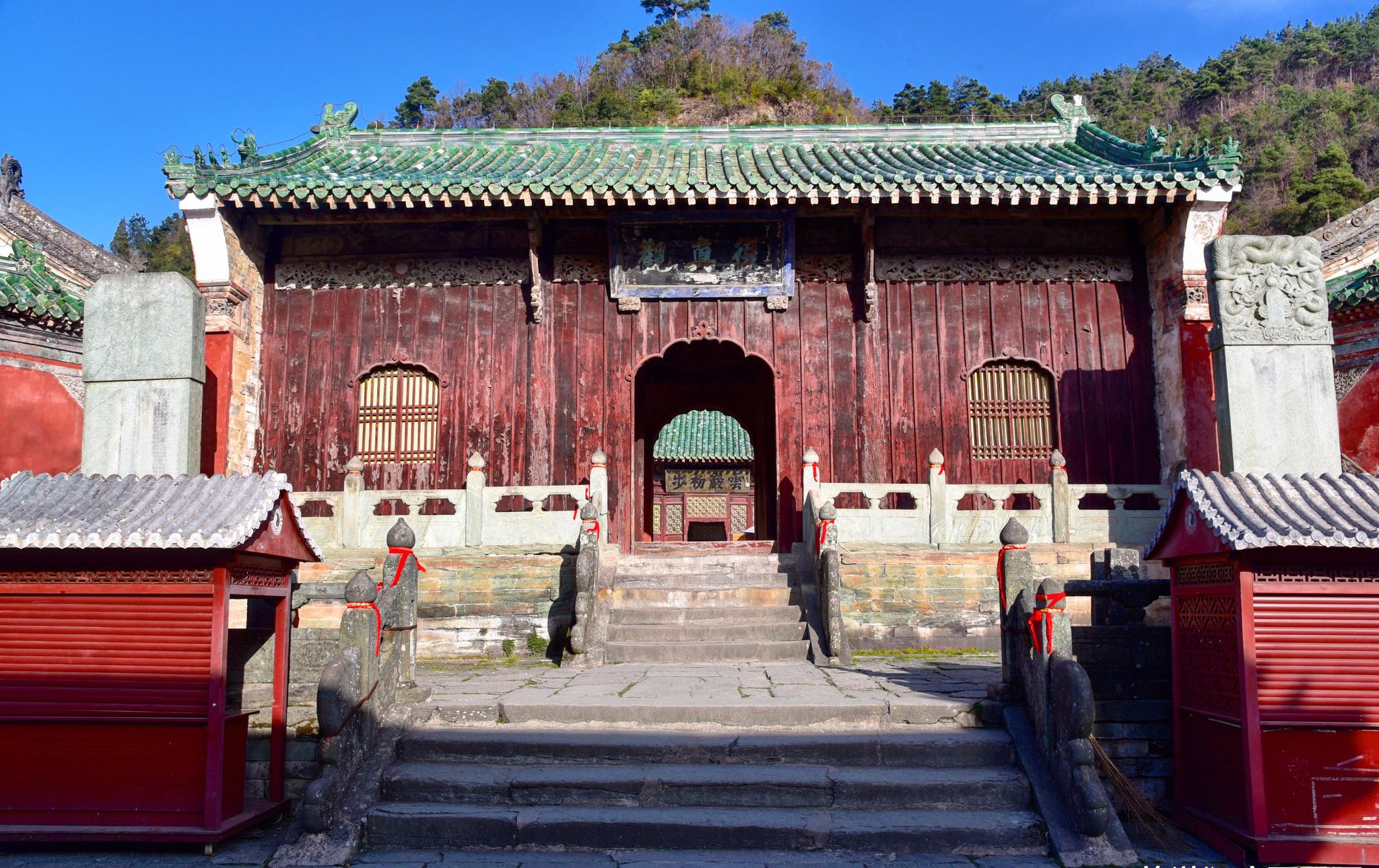 武当山最有才的建筑,一里四道门都有寓意,很多家长来为高考祈福