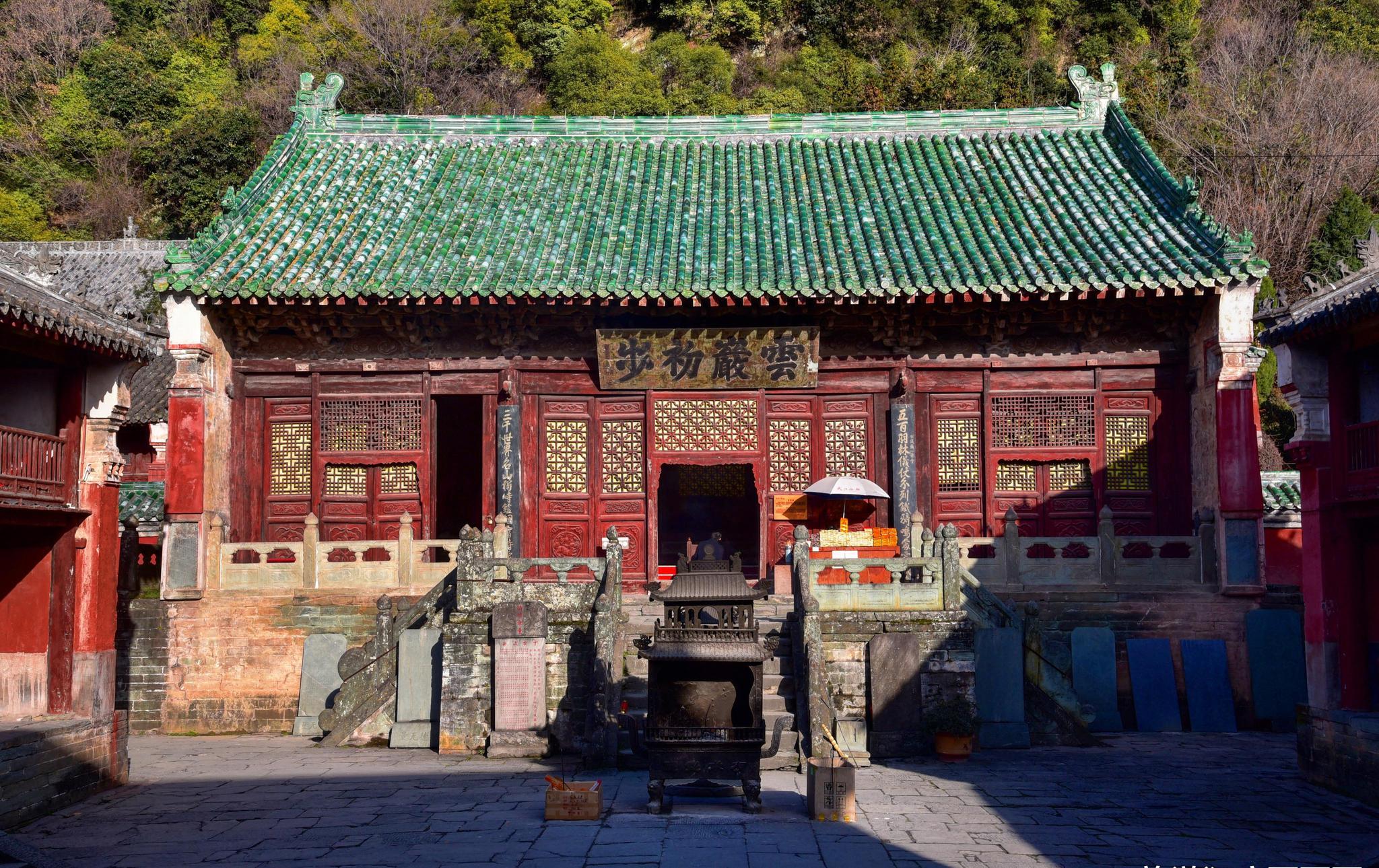 殿内存有不少少年时期的真武大帝读书的壁画,石案,笔墨,古籍等,营造出