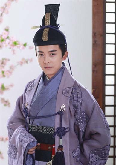 李佳航在里面扮演了一个角色叫邓骘,是寇兰芝的未婚夫,喜欢班淑.