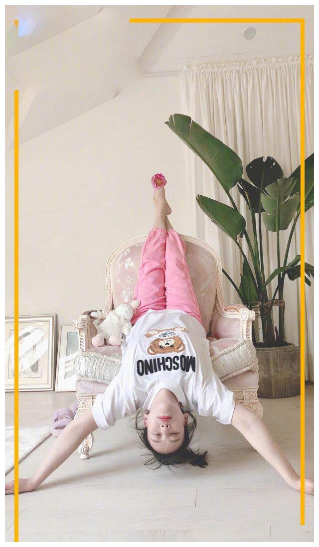 第一张生活照中的服装搭配一模一样,只是拍照的场景和动作发生了变化