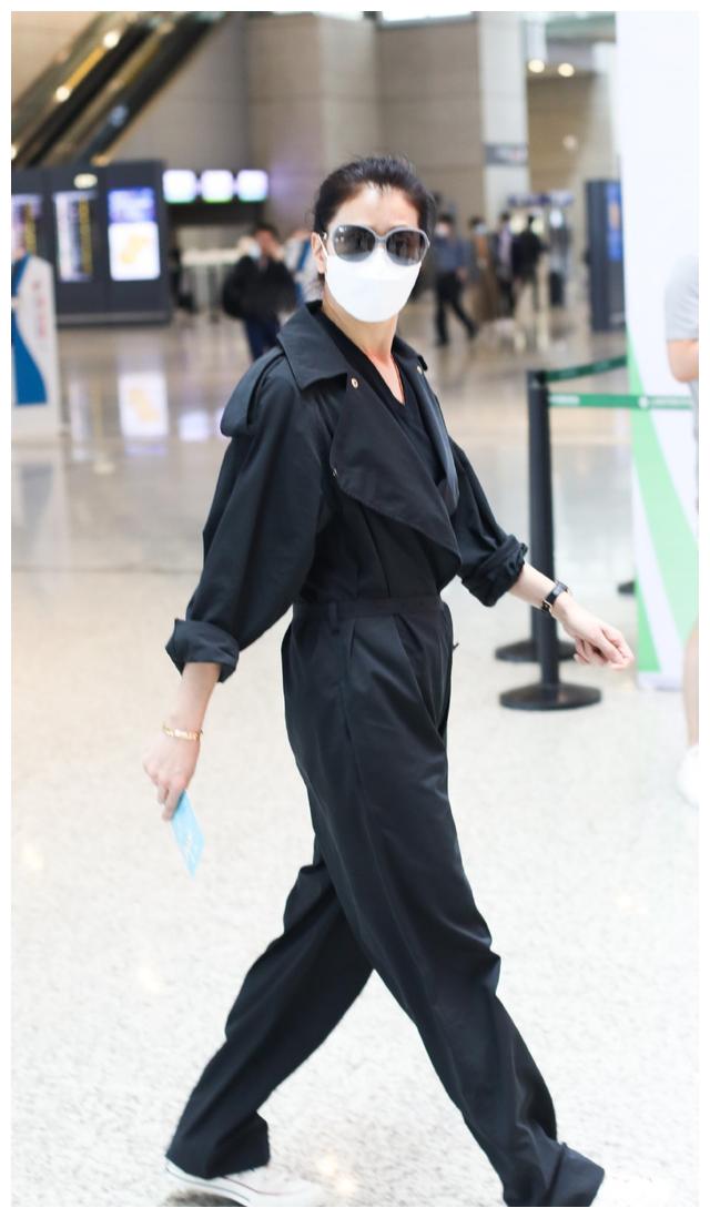 袁咏仪身穿工装裤走机场颇有大佬范!49岁扎高马尾依旧女神范十足