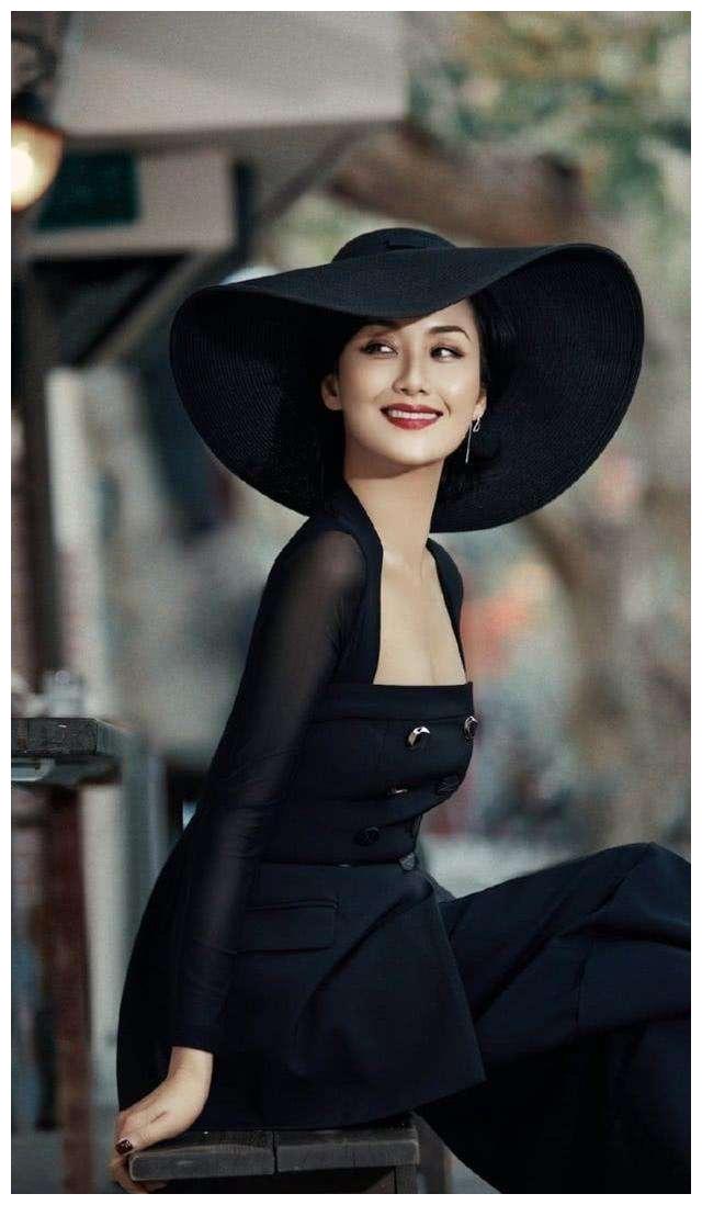 挂历女郎变富太专业户,李颖多年的气质培养,值得35岁 女性学习