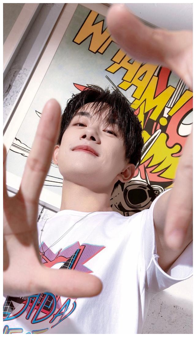 活力少年易烊千玺上线了,阳光帅气的奶烊俘获你的少女心