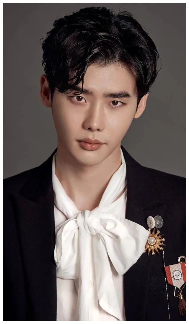 中分长发显油腻?李钟硕到底帅不帅,这是个问题