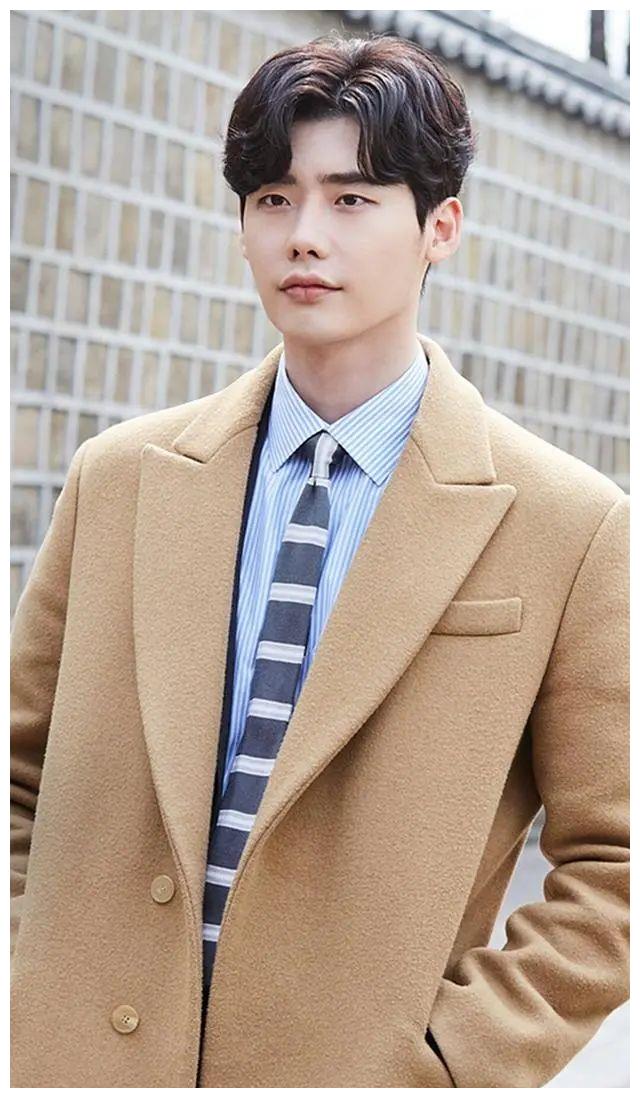 中分长发显油腻?李钟硕到底帅不帅,这是个问题