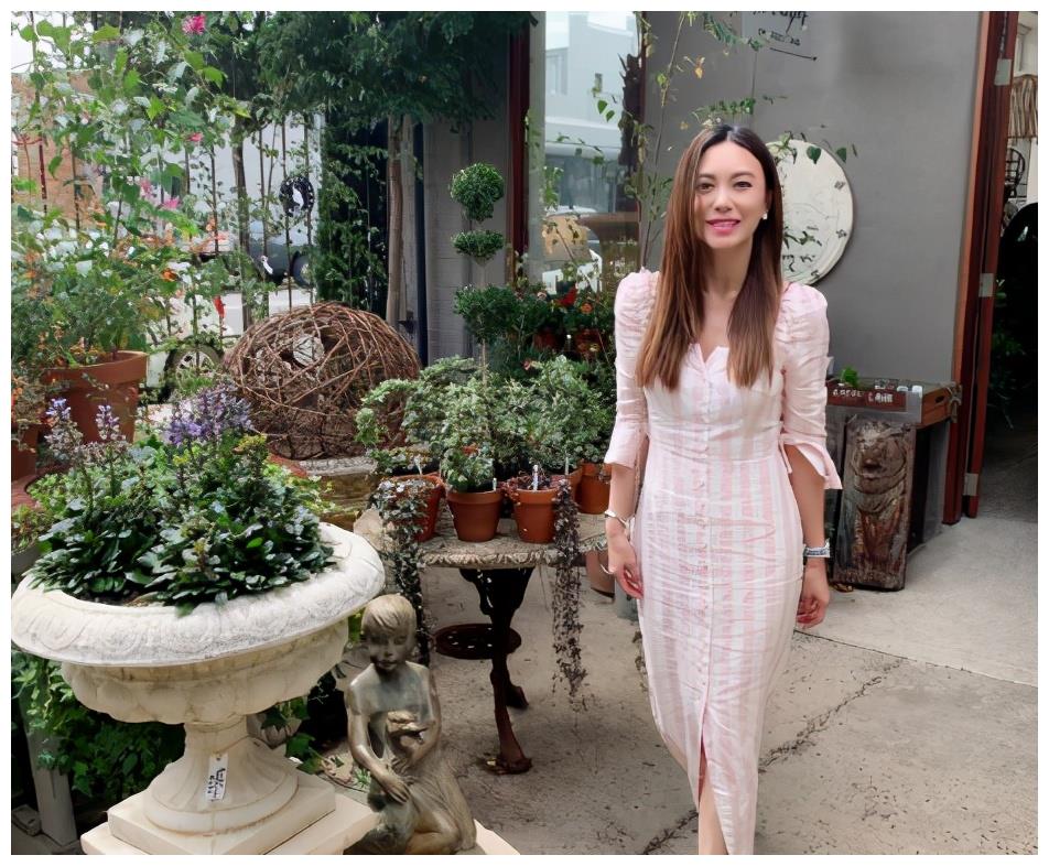 郭妃丽近照曝光,曾被评"新加坡四美",今外貌改变成"网红脸"__财经头条