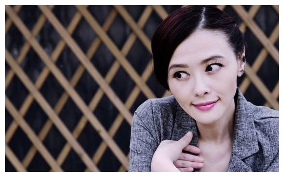 知名女星43岁再次复出,节目上公开素颜,被称赞人比身材美!