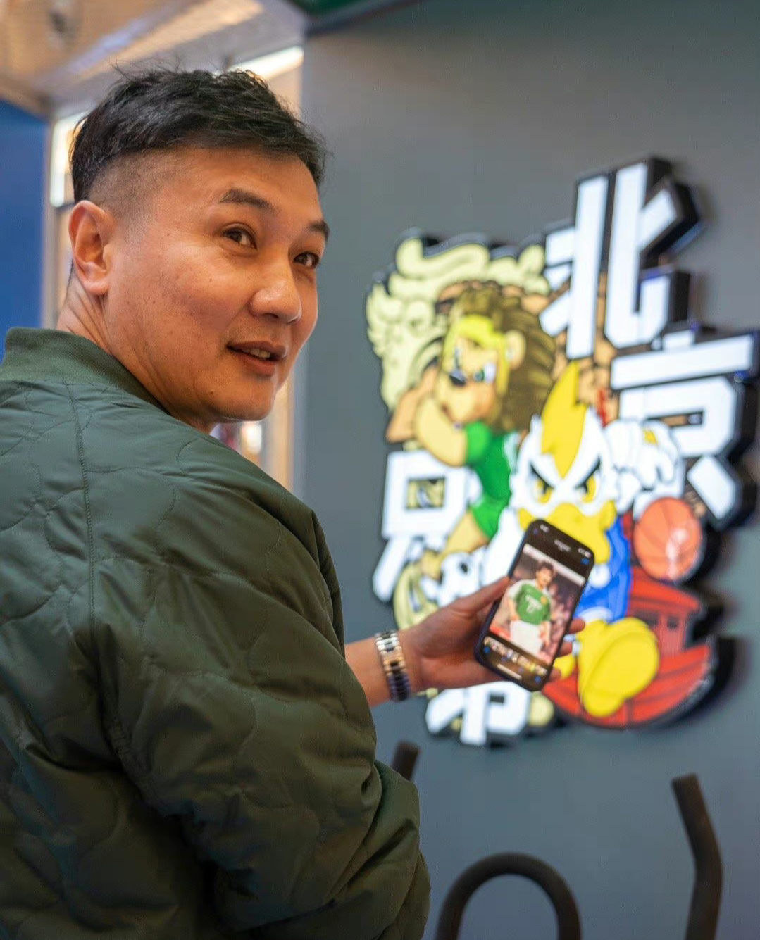 足球解说员徐阳打卡京城球迷快闪店_高清图集_新浪网