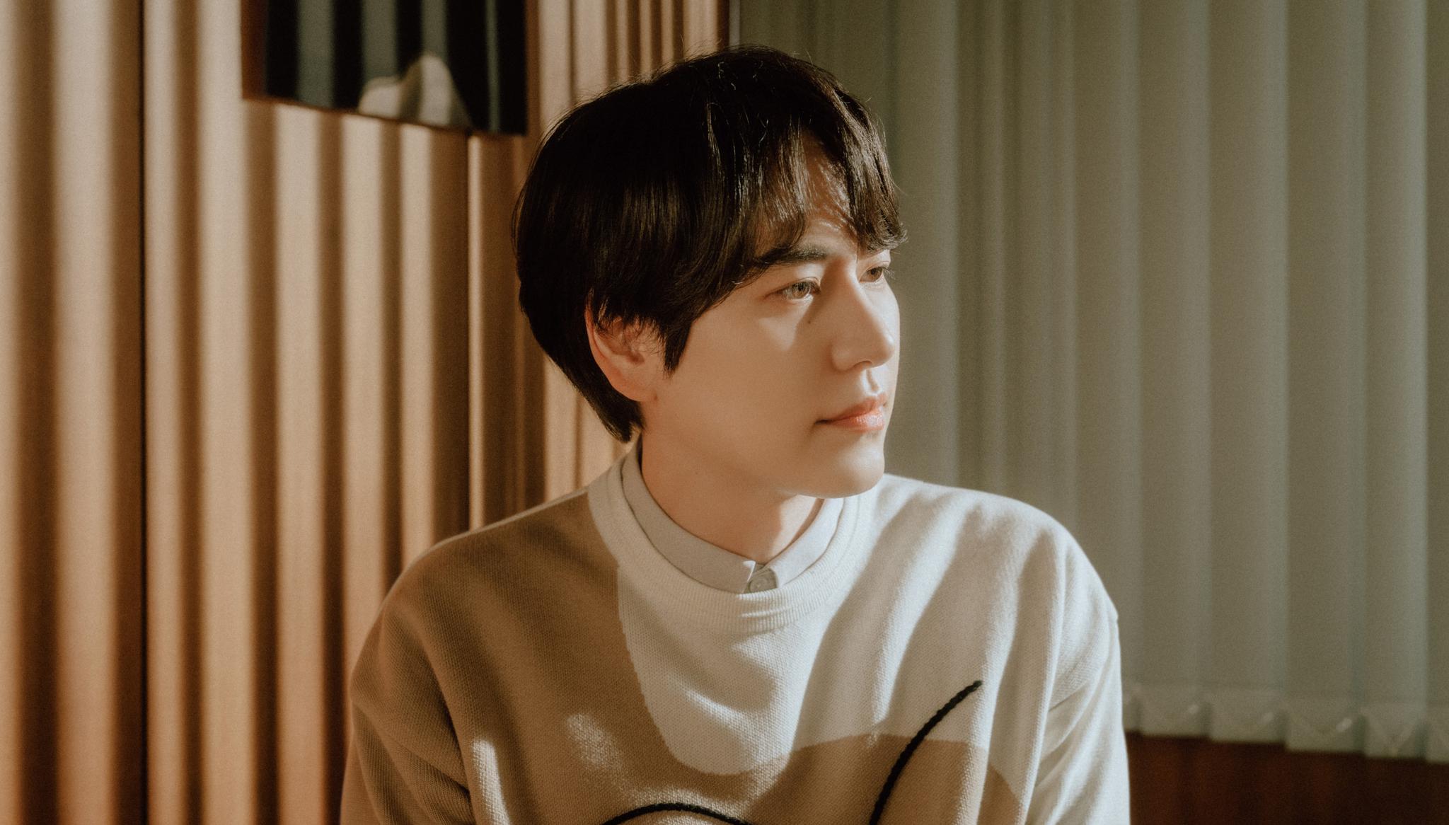 圭贤今天7点通过station公开春季单曲《coffee》现场演唱视频!