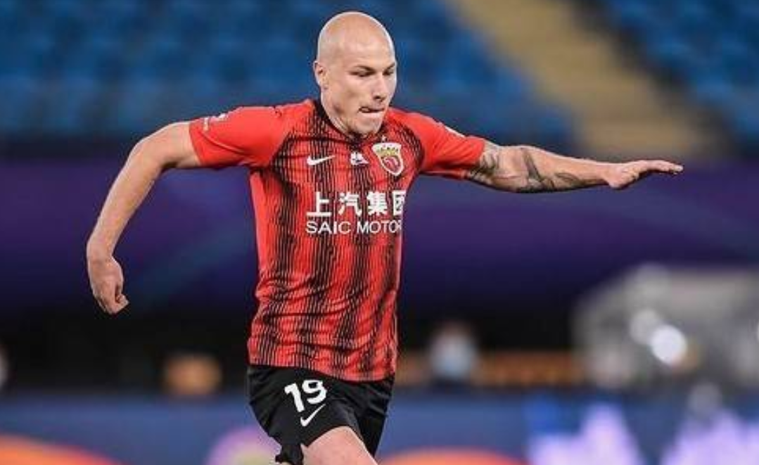 上港足球俱乐部官方表示外援穆伊顺利抵达上海浦东国际机场