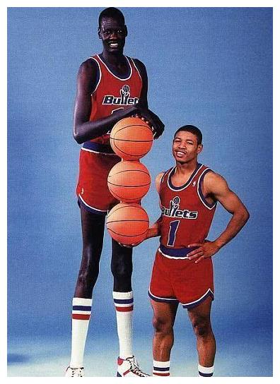 博格斯身高1米6,是最矮的球员,他为何能在nba立足14年?