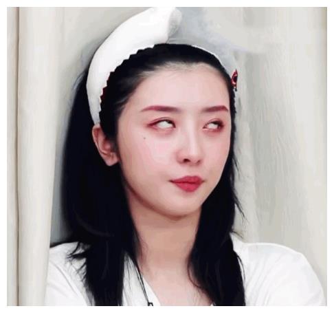 女明星翻白眼,赵小棠不屑一顾,关晓彤高傲,看到热巴:秒变憨憨