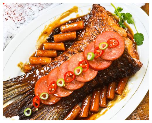 用花鲢鱼的鱼尾做一个酸菜黑粉皮烧鱼尾,很下饭哦!