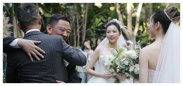 杨丽萍爱徒水月大婚,与同性爱人举行婚礼,同穿婚纱眉眼尽显甜蜜