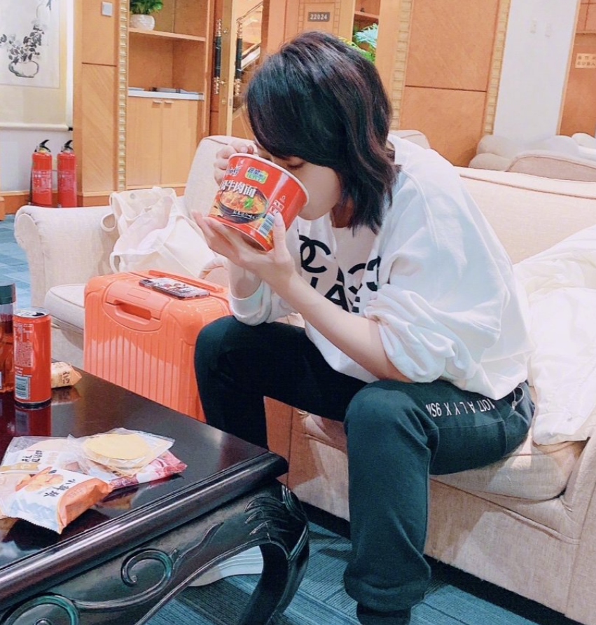 女明星也吃泡面,杨颖坐在路边,许佳琪在机场,杨超越慢点别噎着