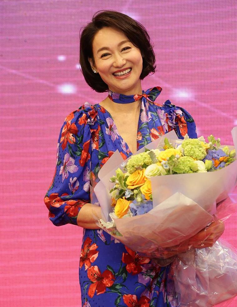 60岁惠英红美得很自信穿挂脖裙戴皮手套梳高头帘华贵有底气