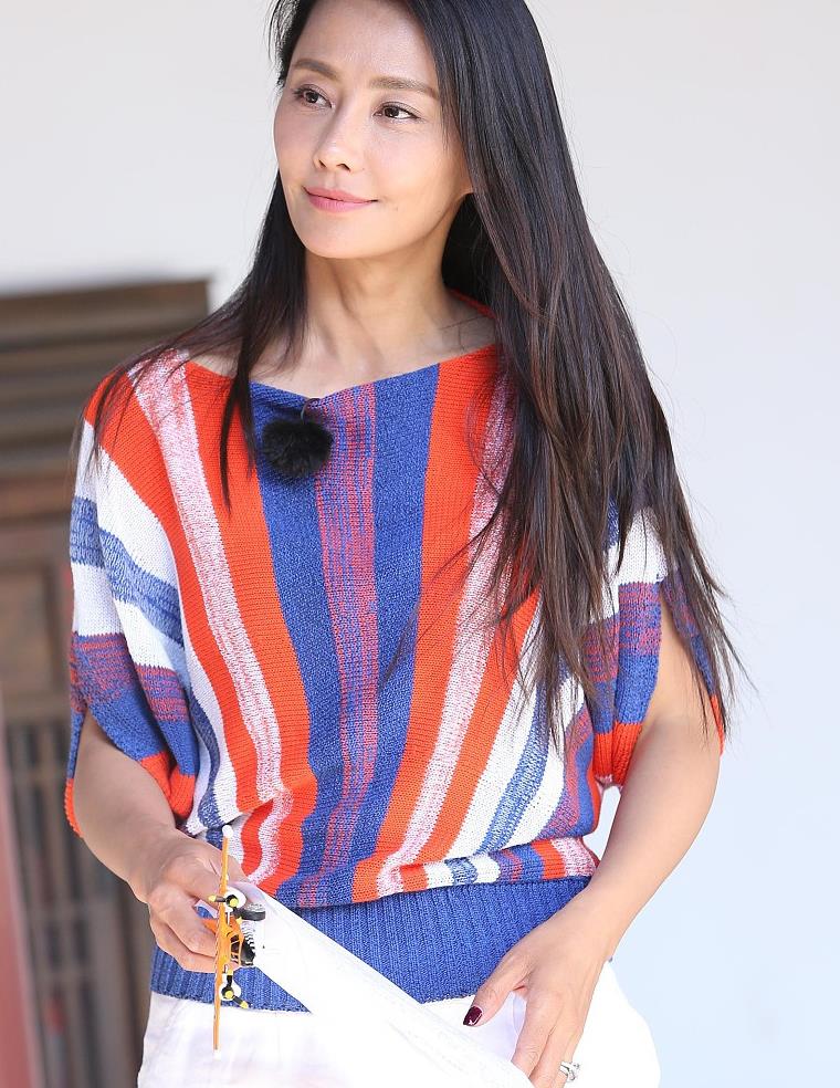 马雅舒夫妻上演妇唱夫随同穿t恤配短裤依偎老公娇羞似少女