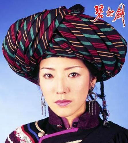 不过,关宝慧年轻时候饰演过的穆念慈和何红药倒是经常被批评丑.