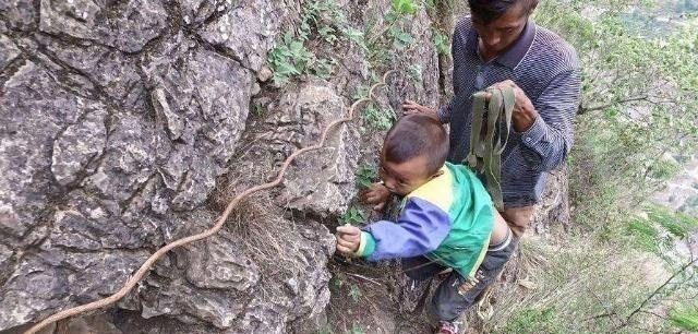 四川凉山被资助6个亿的悬崖村,就修了一条铁梯路?休闲区蓝鸢梦想 - Www.slyday.coM 四川凉山被资助6个亿的悬崖村,就修了一条铁梯路?休闲区蓝鸢梦想 - Www.slyday.coM