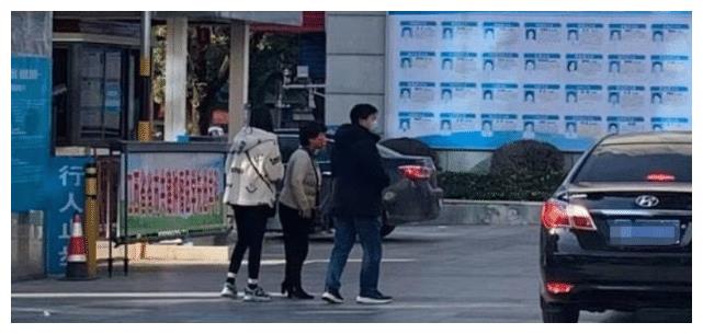 被请去喝茶？杜新枝上警车画面曝光，心有不甘被粉丝强行按进车内休闲区蓝鸢梦想 - Www.slyday.coM