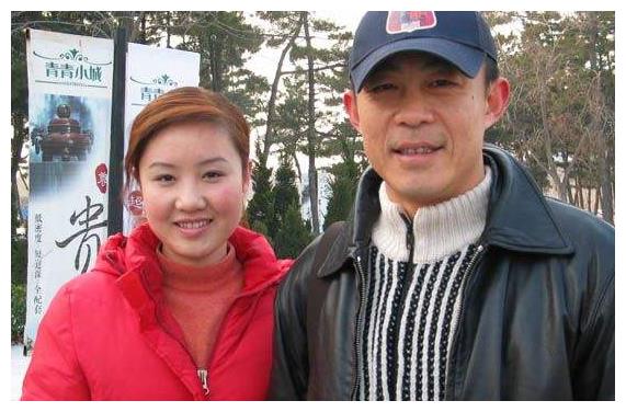 侯勇抛弃小11岁第一任妻子,转身就娶了她,如今原配独自抚养女儿