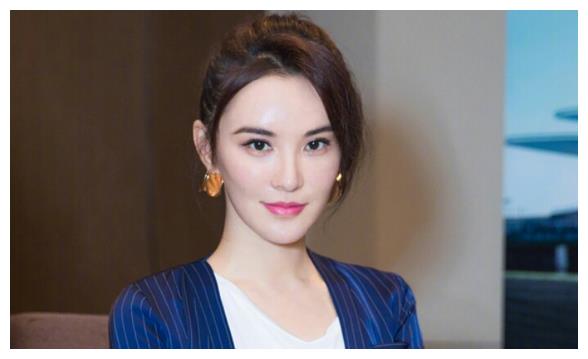 她是黄海波前女友,曾预言过贾乃亮离婚,如今被称娱乐圈"神婆"