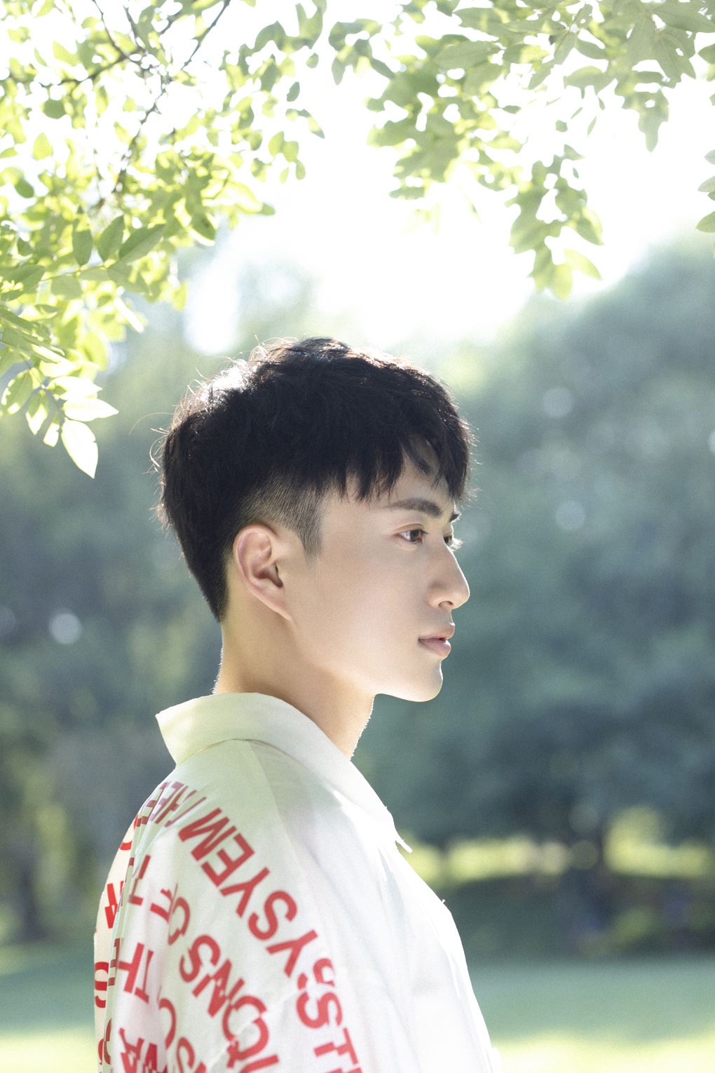 张博涵秋日写真曝光 撞色字母衫尽显青春活力