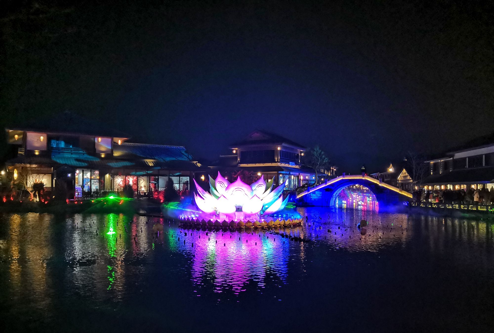 拈花湾夜景,灯光璀璨,花灯缤纷多彩,美轮美奂