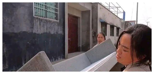 网红离婚后再婆家拍视频赚流量，网友替她不值得，婚姻带来了什么休闲区蓝鸢梦想 - Www.slyday.coM