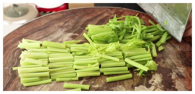 天津实心芹菜的做法(实心芹菜和空心芹菜图片)