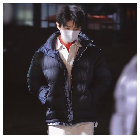 王俊凯春晚彩排上班照走路穿外套露出腹肌被路人全程目睹