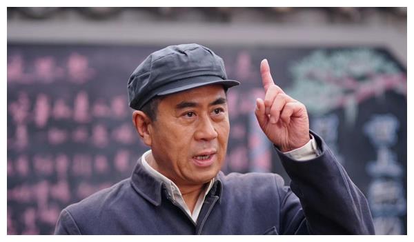 《庐山恋》中赵科长扮演者张云立是中国30年代武侠明星张翼的儿子.