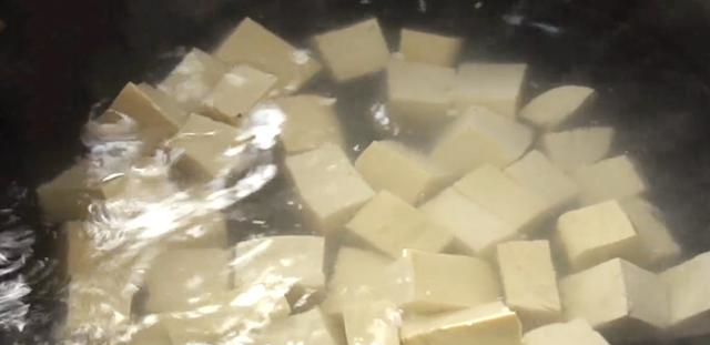 一块豆腐，一碗虾，丢进锅里，出锅鲜嫩美味又下饭，孩子特喜欢吃休闲区蓝鸢梦想 - Www.slyday.coM