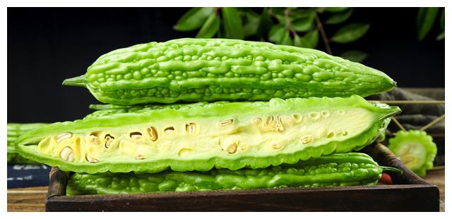 春夏交替适当吃苦瓜好处多几件好事可能与你相拥