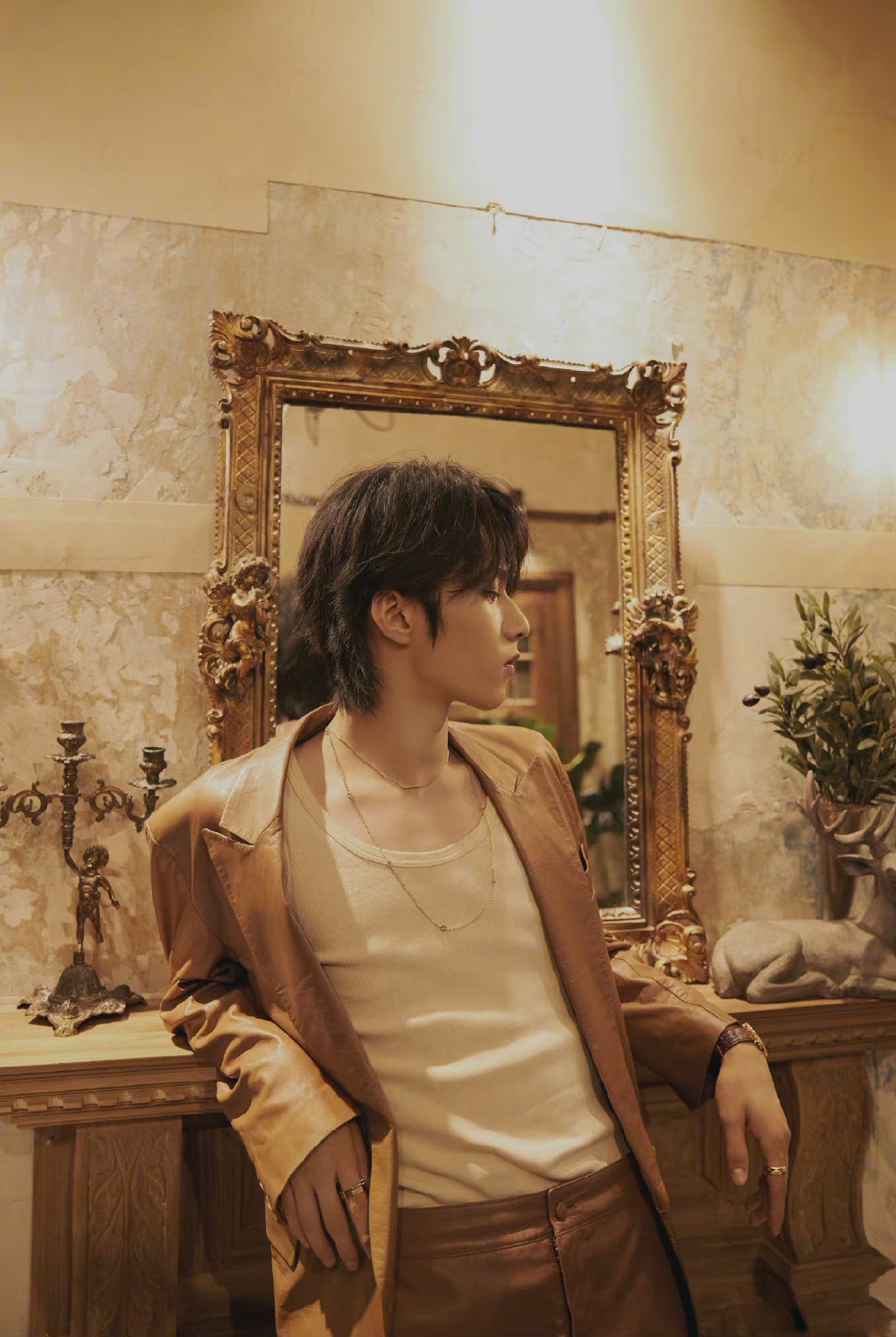 刘耀文身着卡其色皮衣套装内搭白背心帅气有型