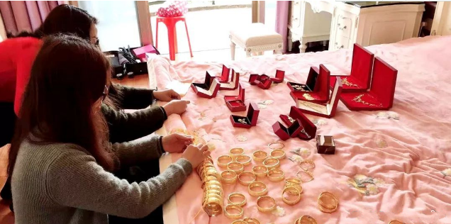 福建广东的新娘，在身上挂这么多黄金的真实用意何在？休闲区蓝鸢梦想 - Www.slyday.coM