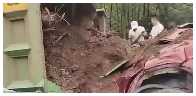 揪心！重庆一渣土车侧翻压扁2轿车，3人不幸被埋，现场曝光休闲区蓝鸢梦想 - Www.slyday.coM