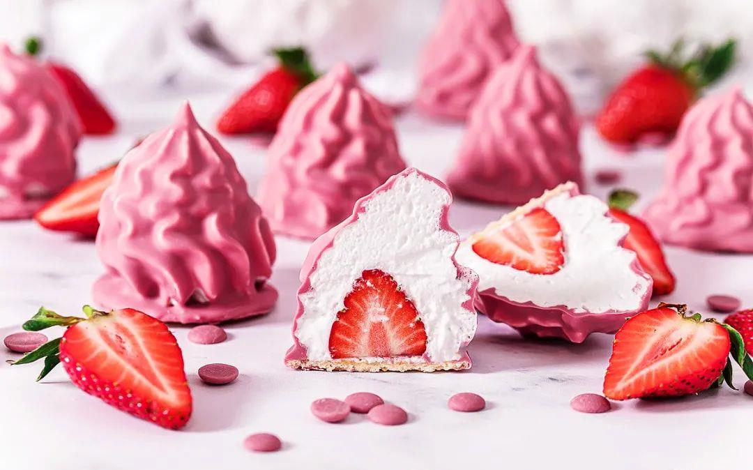 粉红色的回忆蓬松丰富美味可口的红宝石巧克力草莓之吻甜品