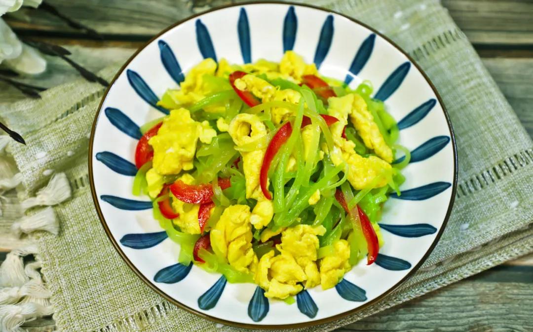 莴笋炒鸡蛋的家常做法莴笋翠绿爽脆鸡蛋鲜香嫩滑好吃又下饭