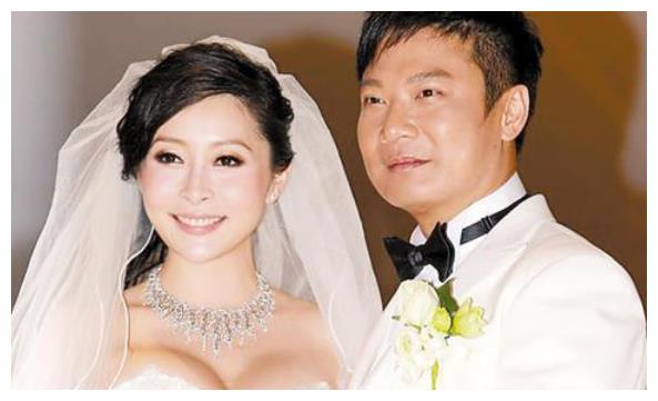 弟弟钱嘉乐和tvb女星汤盈盈组成了家庭,结婚8年,已经育有两个女儿,是