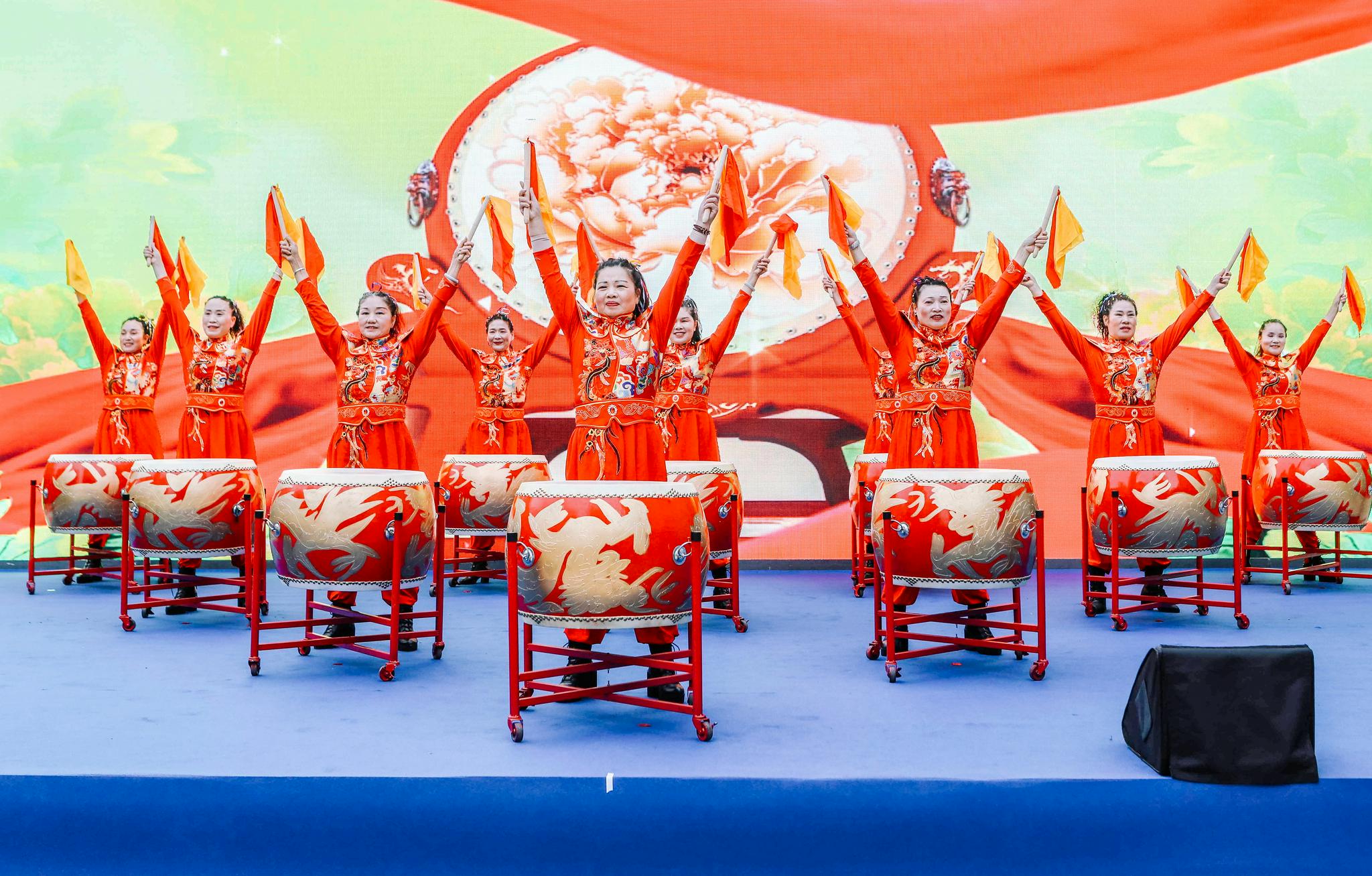 龙凤鼓《开门红》震撼开场,带动了现场气氛;诗朗诵《世界看中国,中国