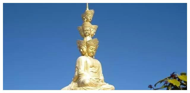 峨眉山十方普贤菩萨金像宝掌法师经常二十天才吃一餐饭,而且坚持诵经