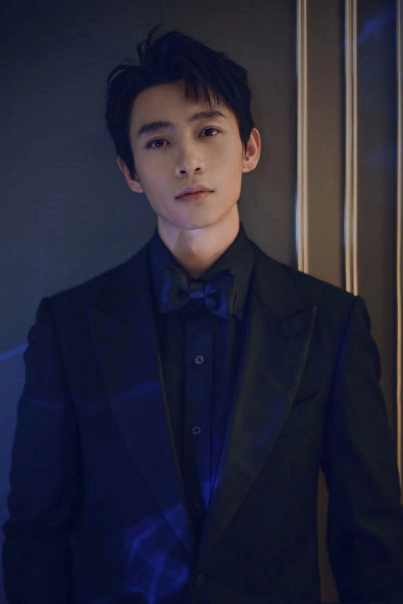 魏晨电影《铁道英雄》北京首映礼造型曝光,纯黑色西装造型_高清图集