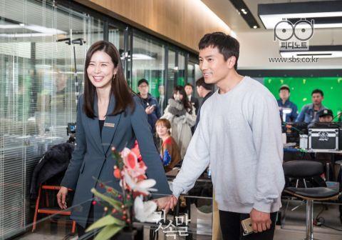 满满的狗粮池晟晒与李宝英的结婚照并写下8周年