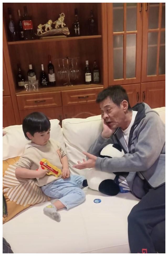 63岁刘威和男孩亲昵同框被疑是其老来得子曾和杨若兮父女恋