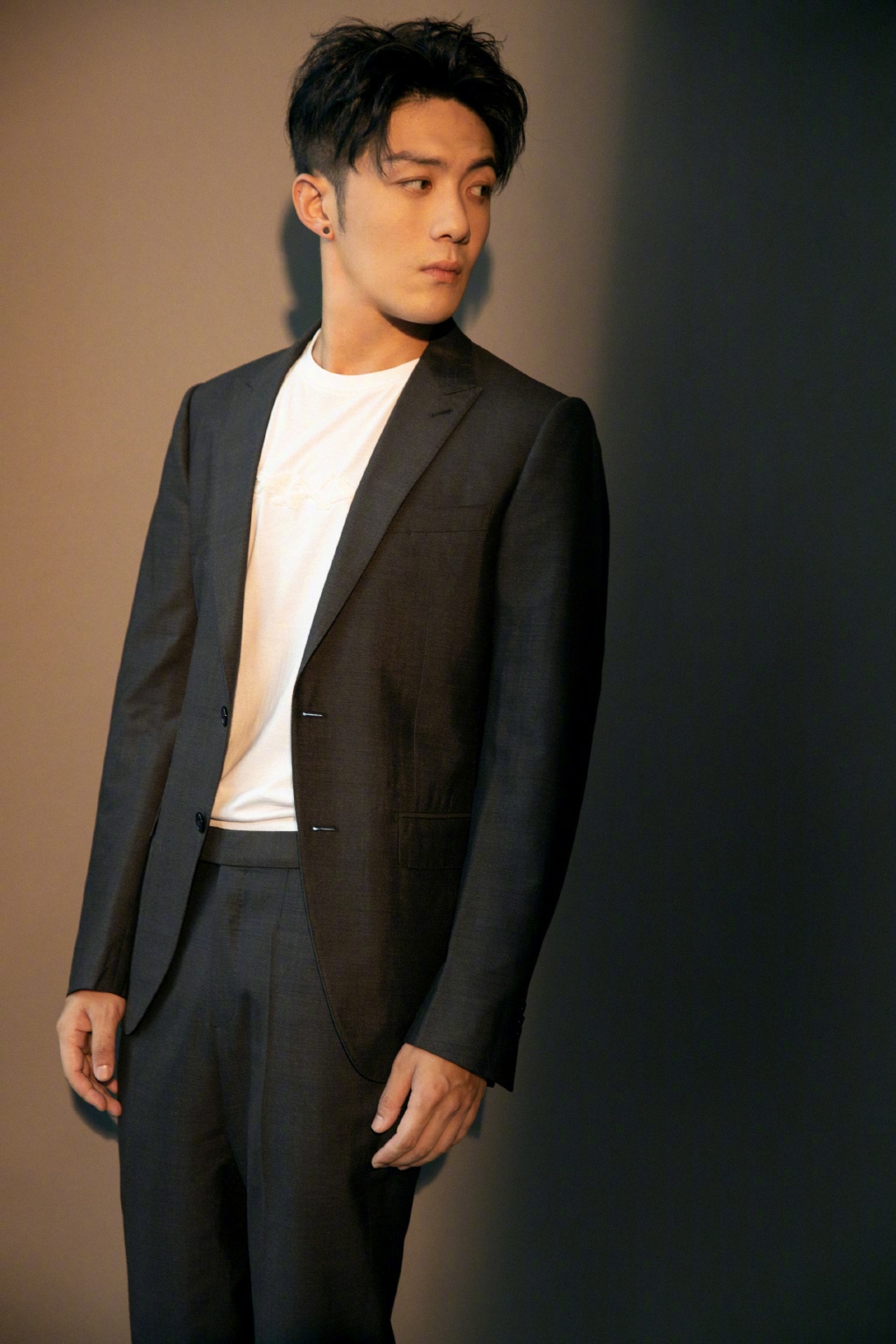 李泽锋携新搭白色t恤和运动鞋,休闲时尚又不失沉稳帅气