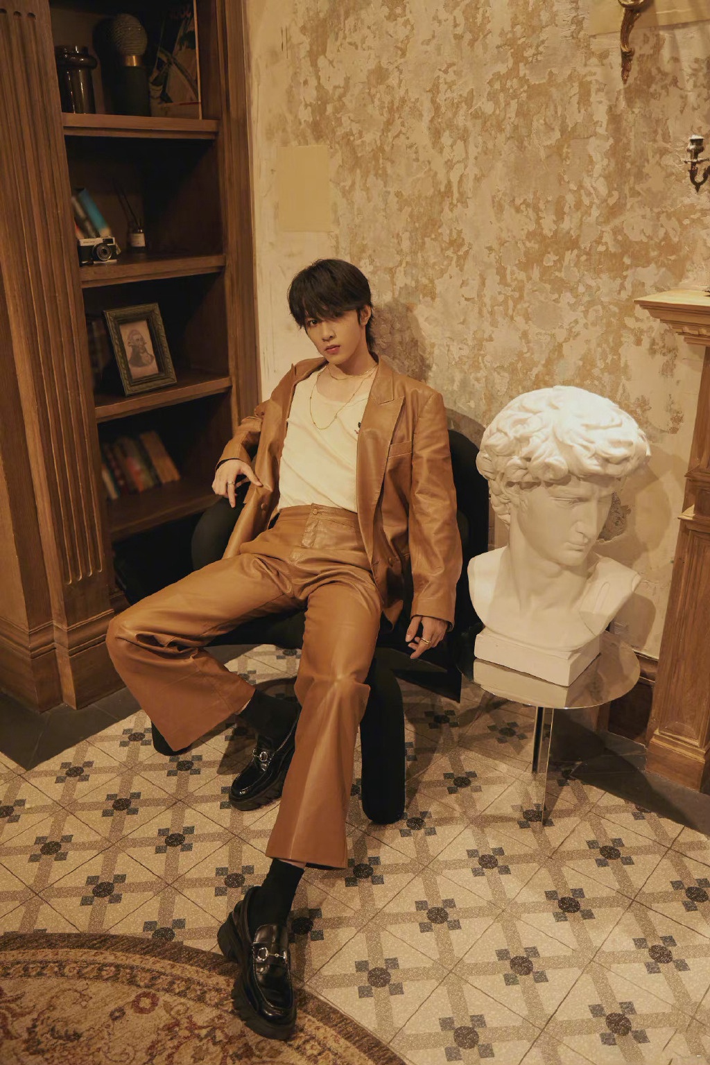 刘耀文身着卡其色皮衣套装内搭白背心帅气有型