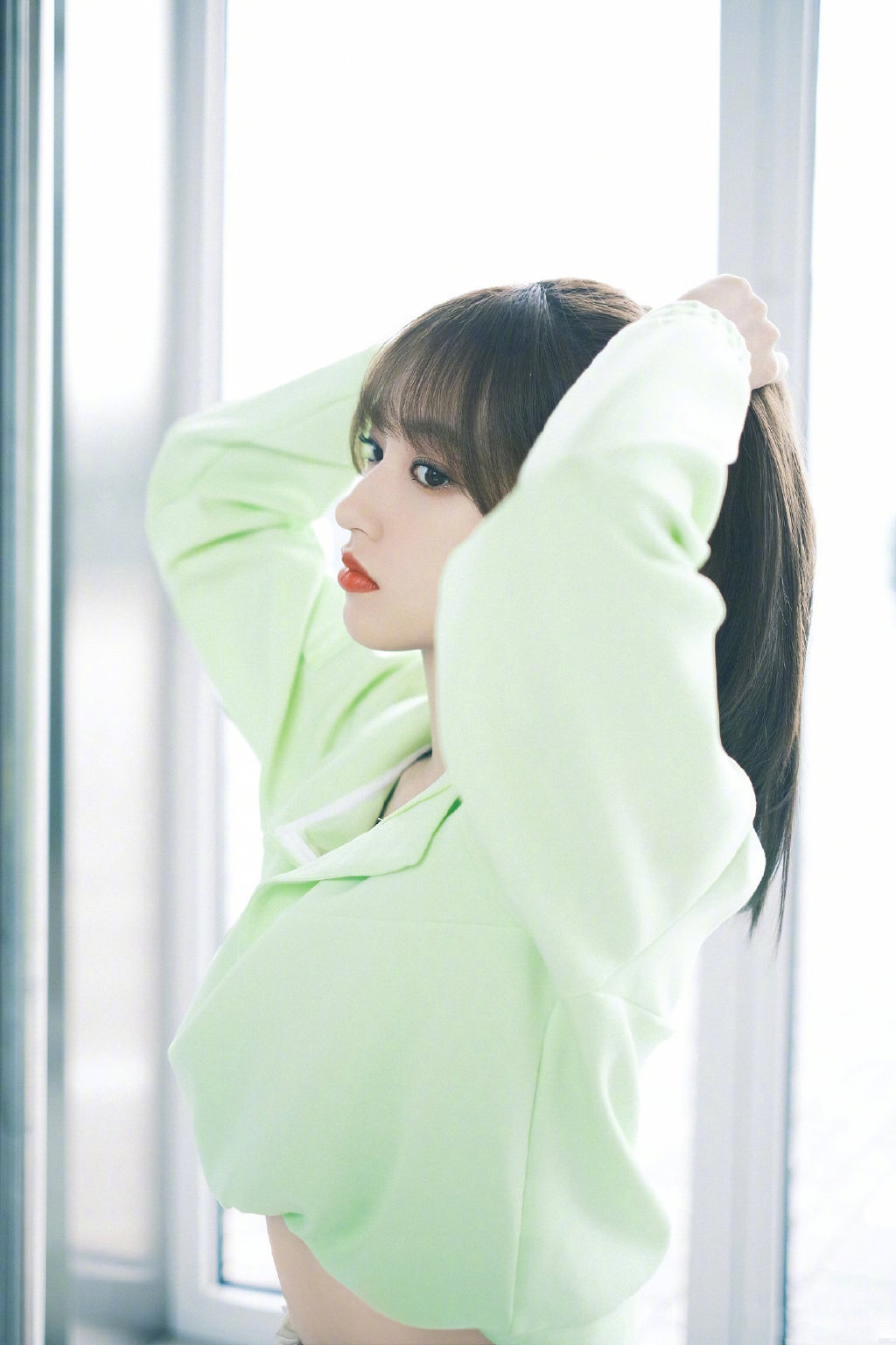 程潇身穿糖果色短款上衣搭配白色运动鞋,元气满满