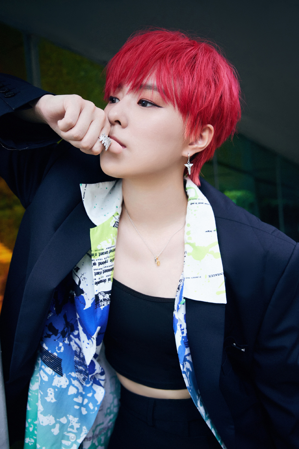 杨芸晴身穿we11done黑色西装搭配花衬衫内搭抹胸背心