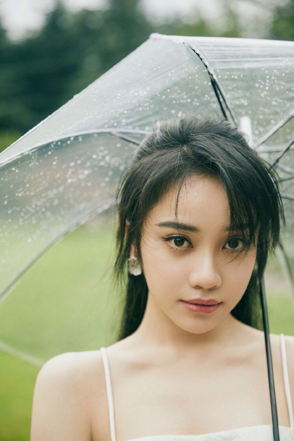 新谋女郎林博洋亮相某品牌活动,简约白裙搭配同色系高跟鞋